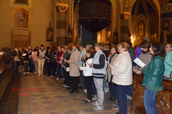 Nella foto una cerimonia per il mandato ai catechisti