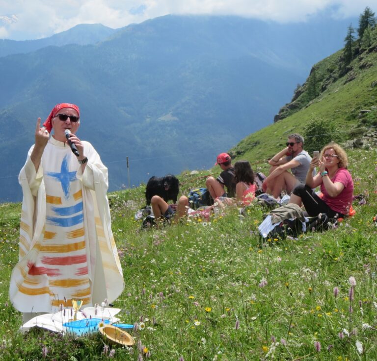 La messa celebrata da monsignor Derio Olivero al Selleries