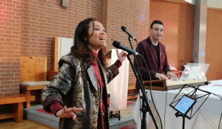 Mega e Mauro impegnati in un canto